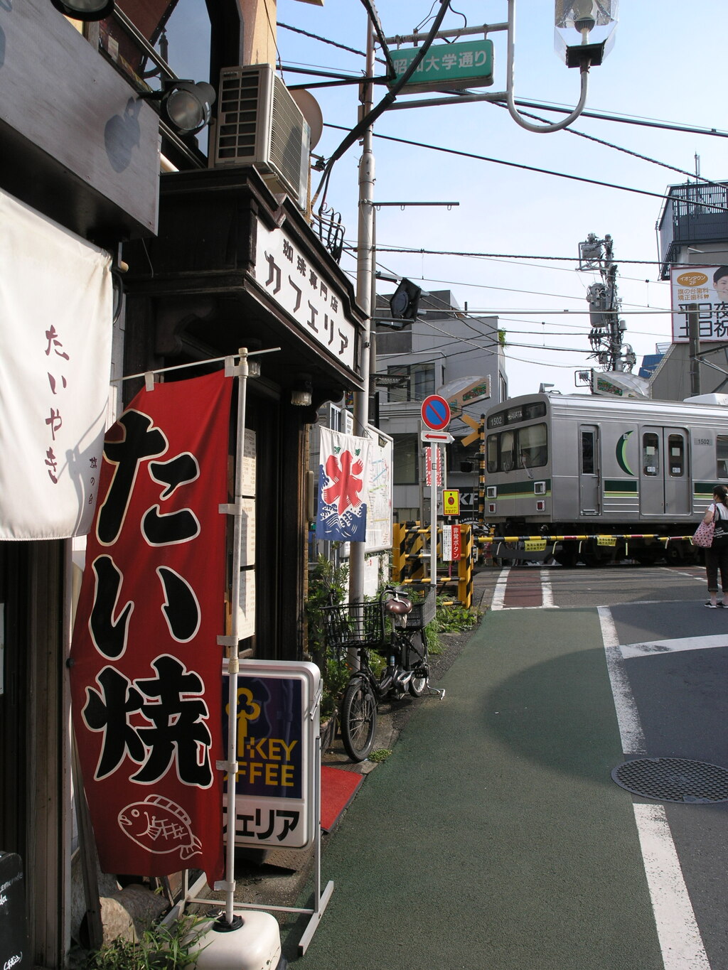 踏切のある商店街