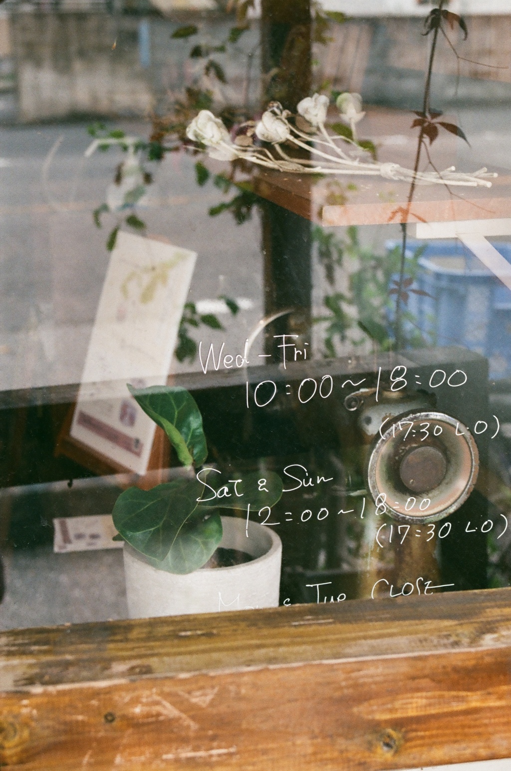ガラスに書かれた営業時間(フィルム)