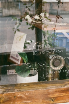 ガラスに書かれた営業時間(フィルム)