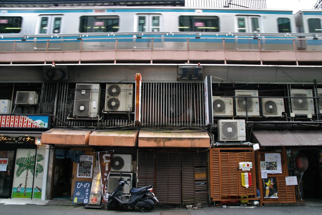 見上げれば京浜東北線