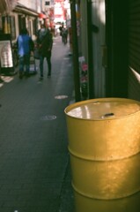 路地の黄色いドラム缶(フィルム)