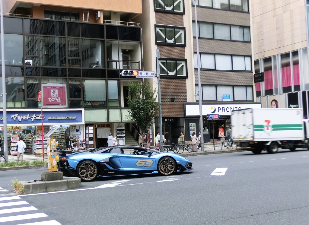 街の寸景 高そうな車