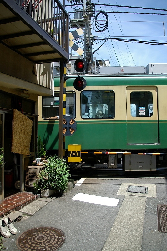 玄関横は踏切(過去写真)