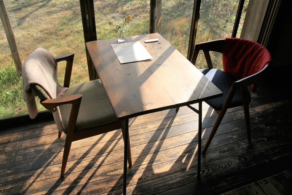 窓際のテーブル