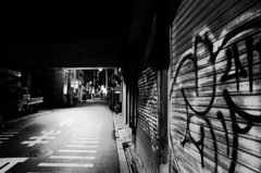 夜、ガード下の夜