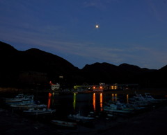 港の夕景と月