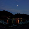 港の夕景と月