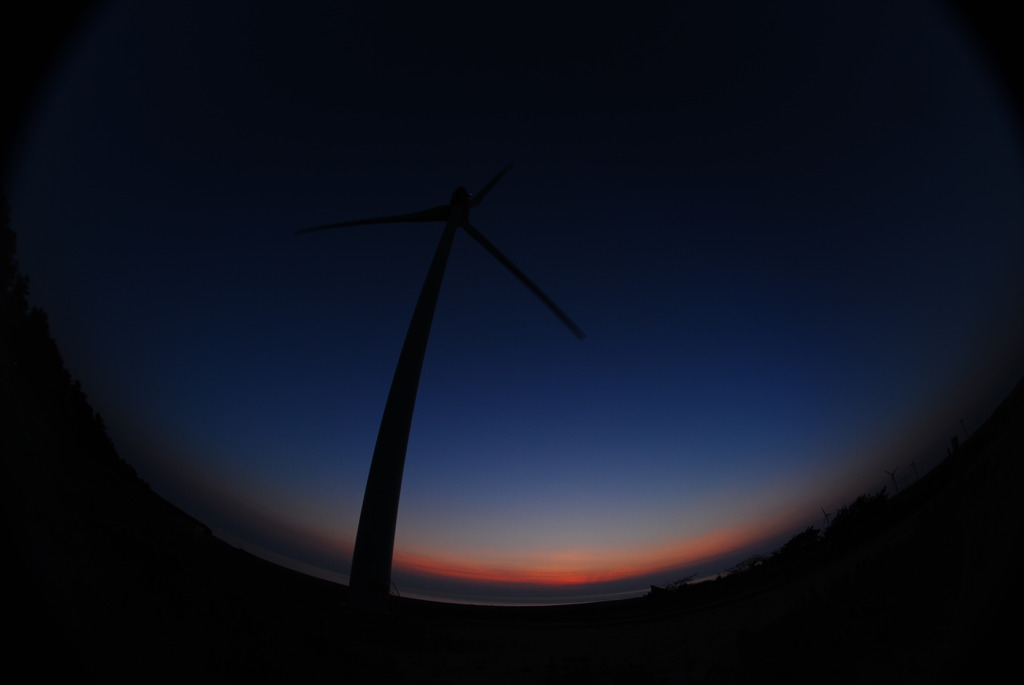 夕闇に立つ