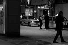 夜に