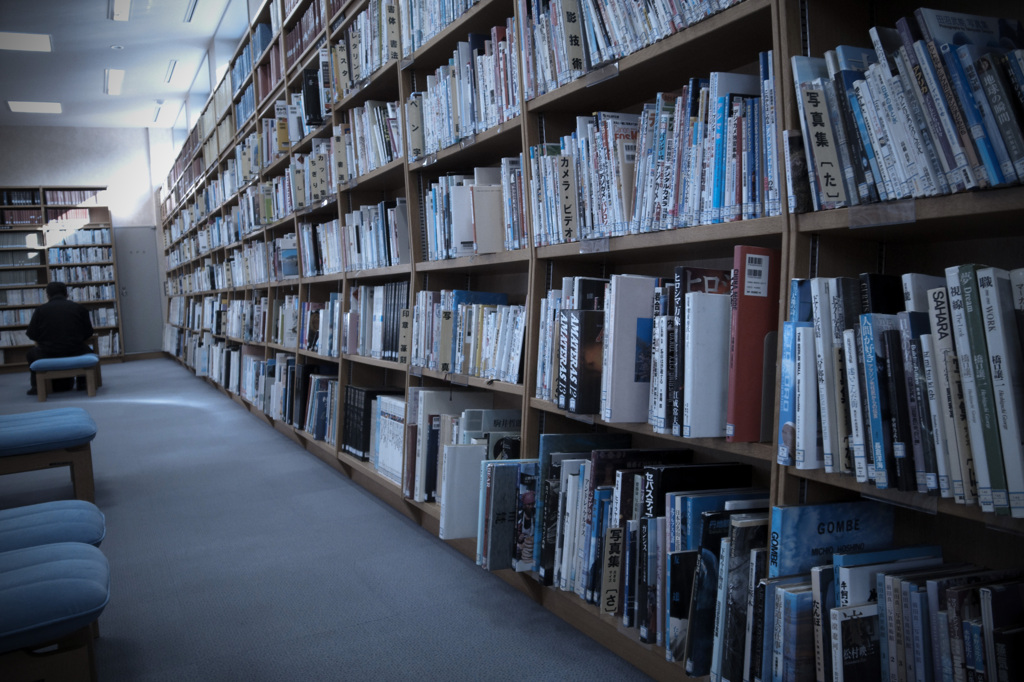 図書館の片隅で