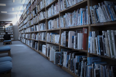 図書館の片隅で