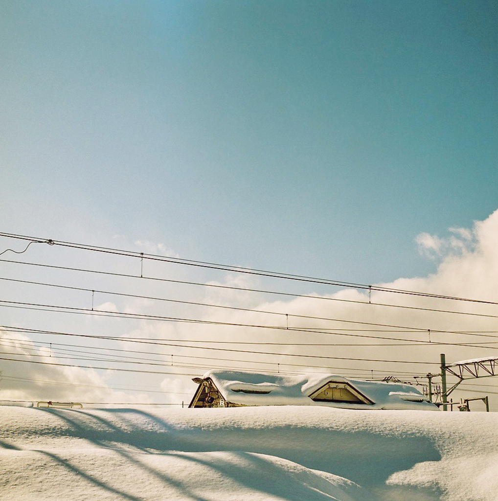雪と空と駅と。