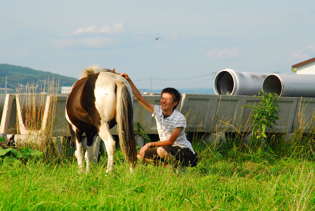 北の大地の青年と馬