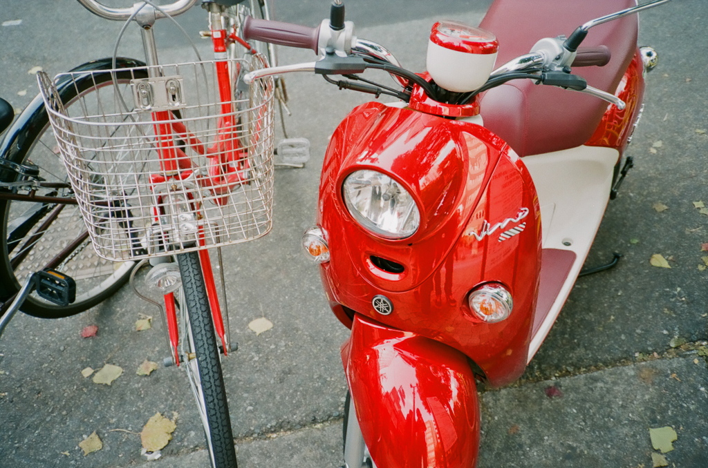 赤いスクーター