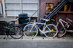 白と青の自転車