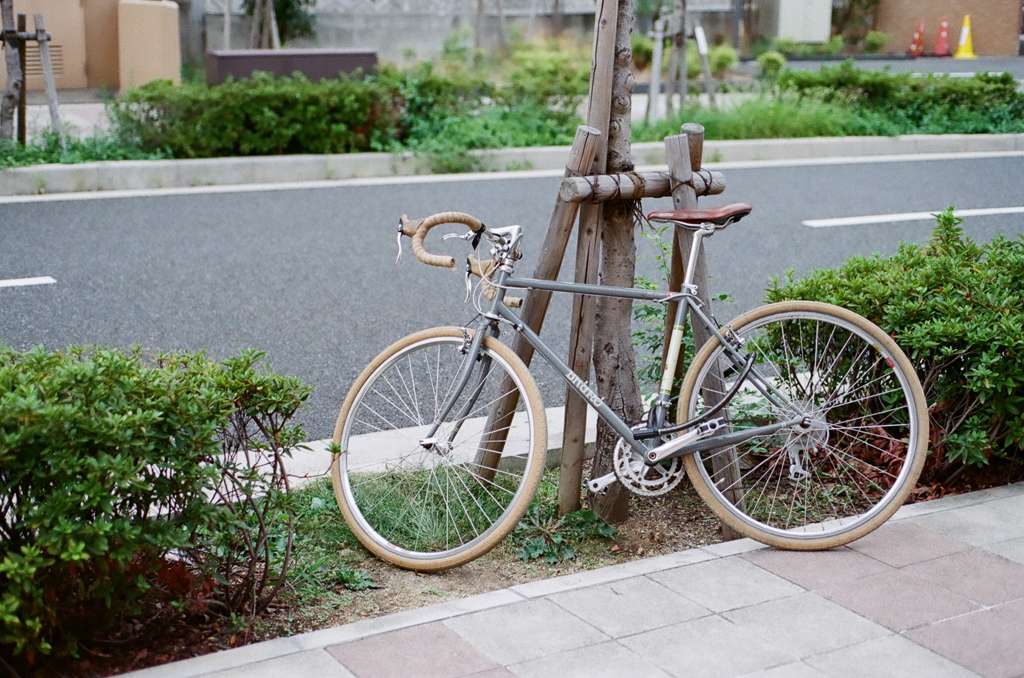 灰色の自転車