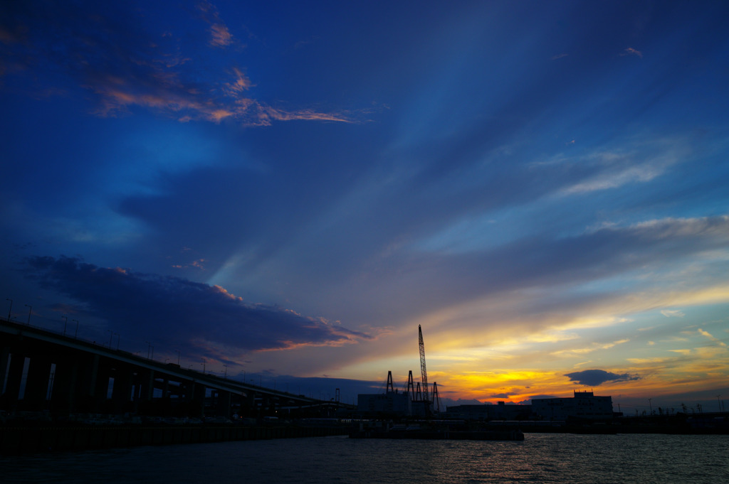 夕焼けに染まる秋空