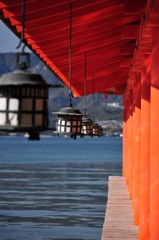 厳島神社　海沿いの灯篭