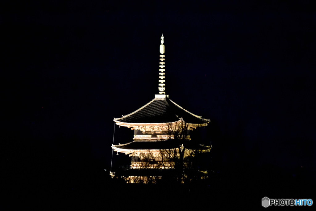 窓越しの東寺