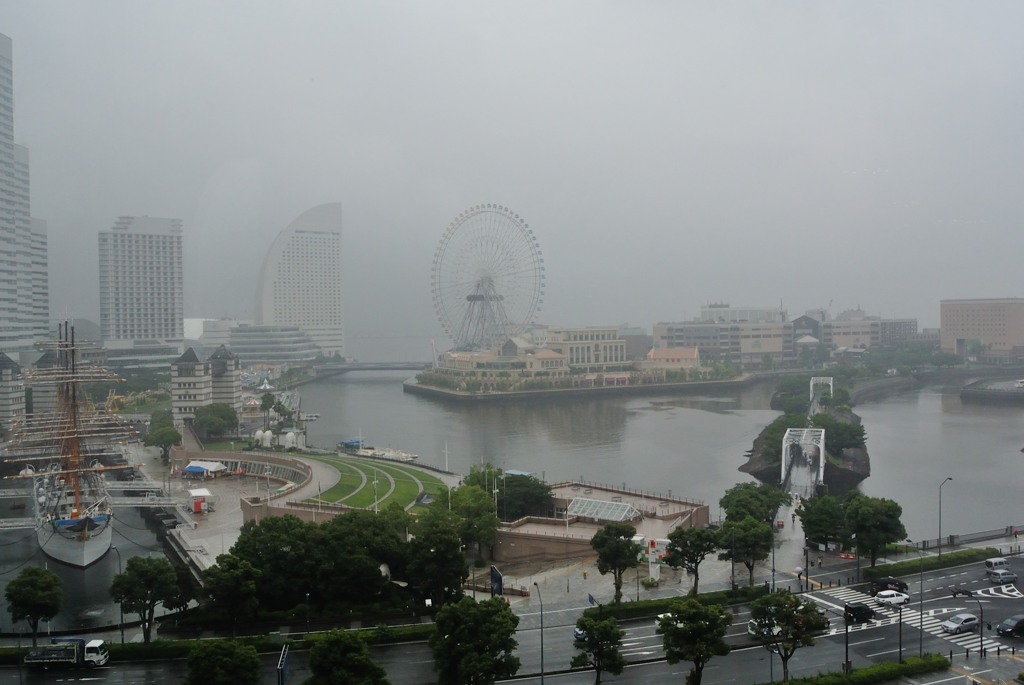 雨に煙るみなとみらい