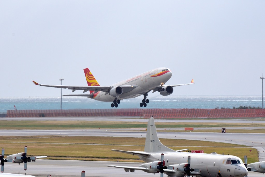 那覇空港を飛び立つ飛行機　②