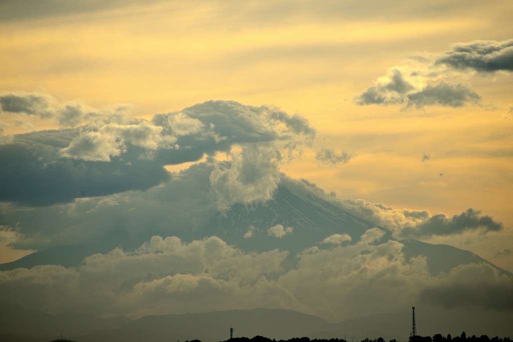 絡みつく雲