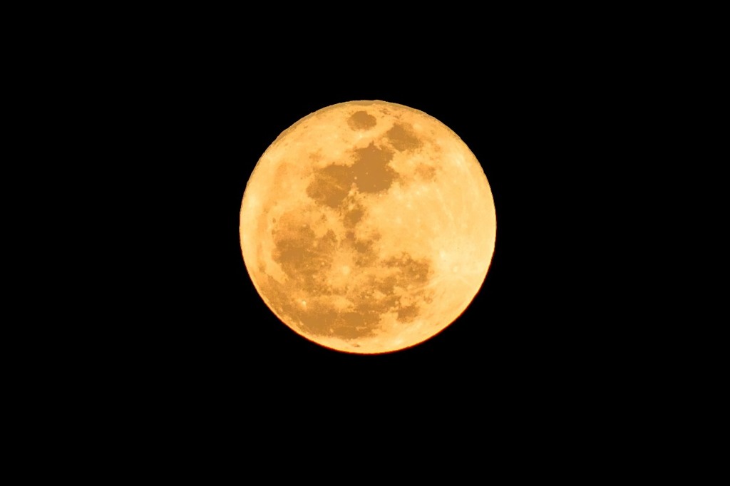 荒天予報前夜の満月