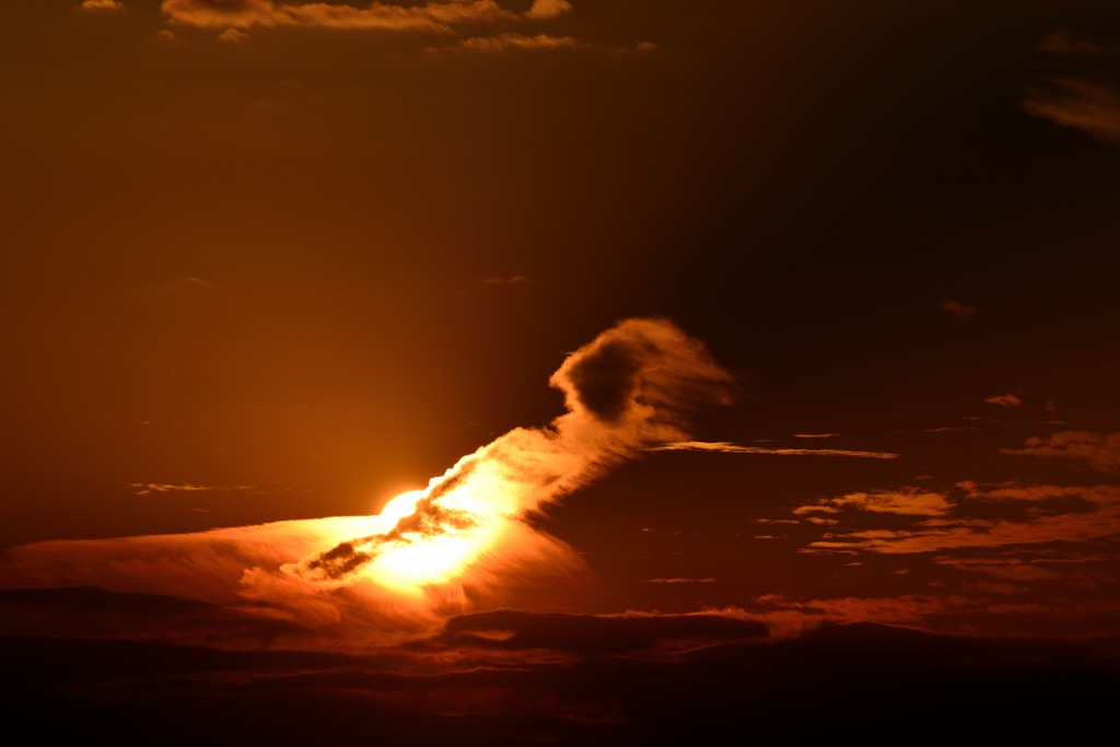 雲をも溶かす夕日