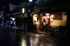 小雨降る京都　花見小路通