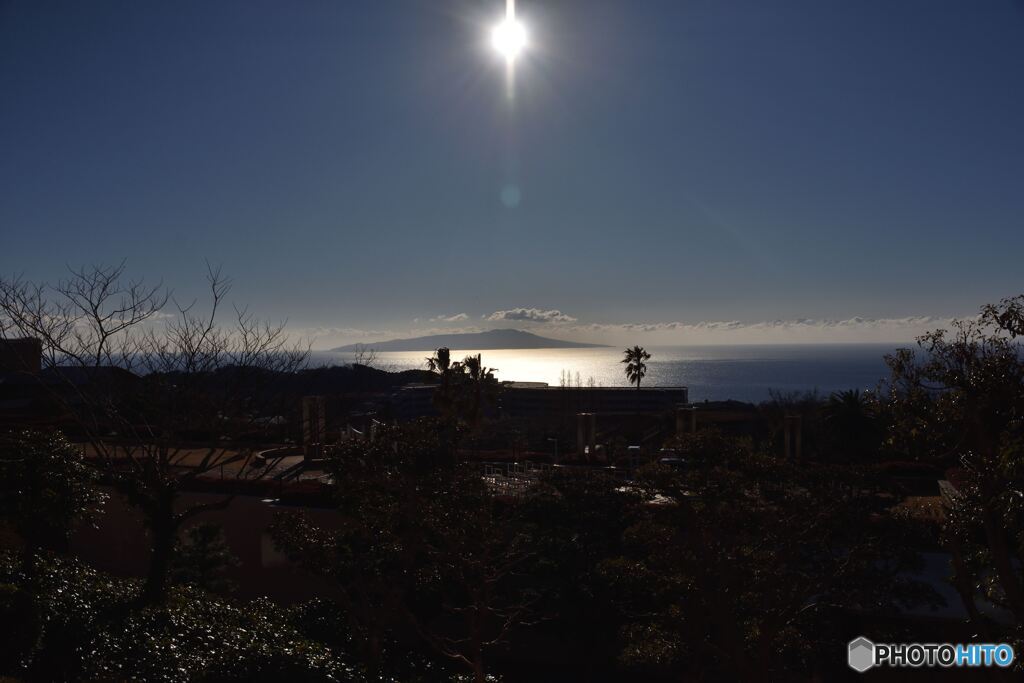 光を放つ島