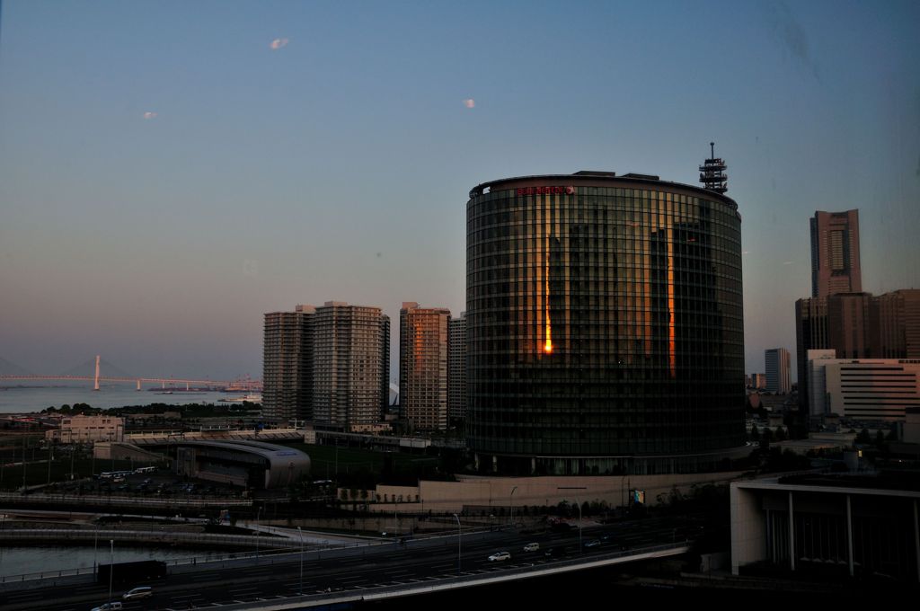 ビルの中に沈む夕日