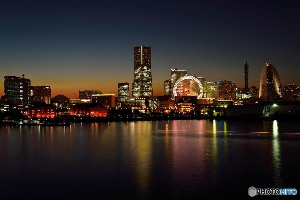 日没後に浮かび上がる夜景