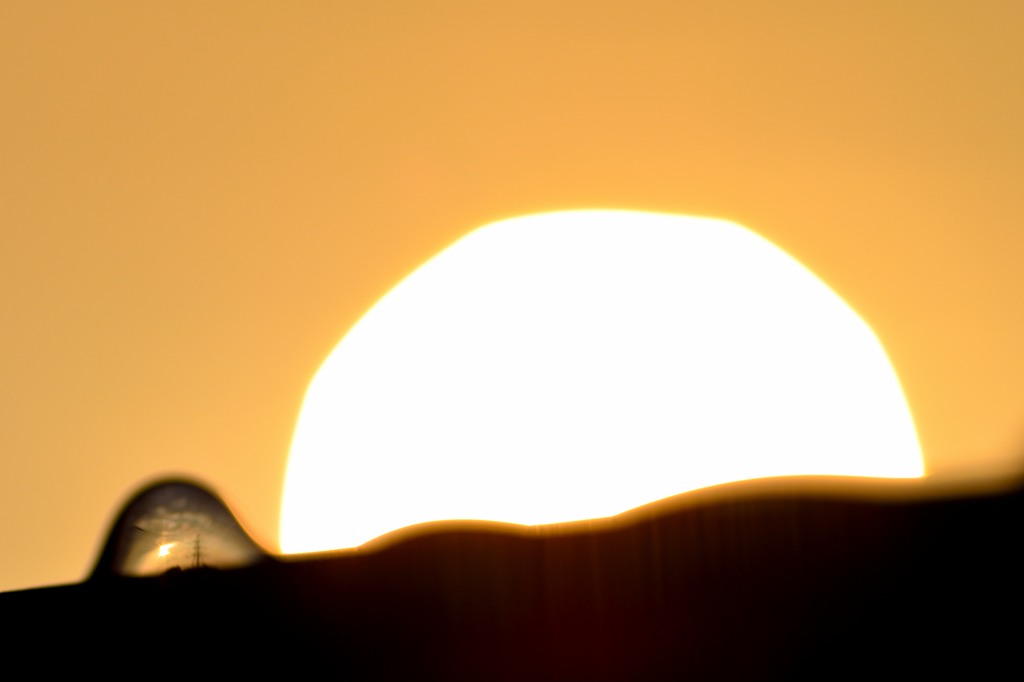 大きな夕日と小さな夕景