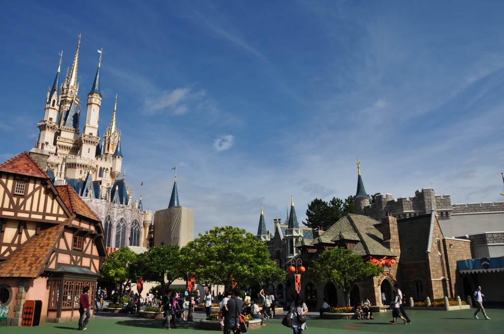 秋空のディズニーランド