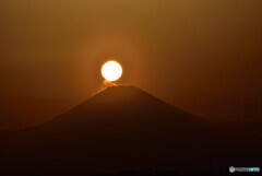 夕日が富士山頂に接近