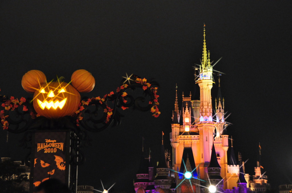 目を光らせて城を護る。今日はハロウィン