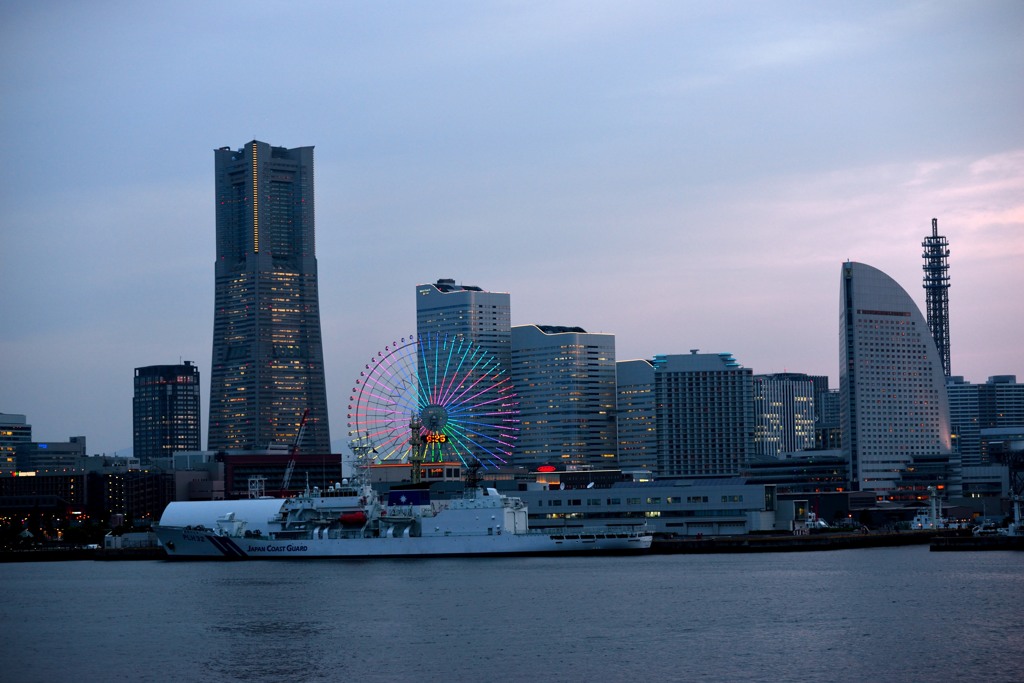 暮れゆく港ヨコハマ