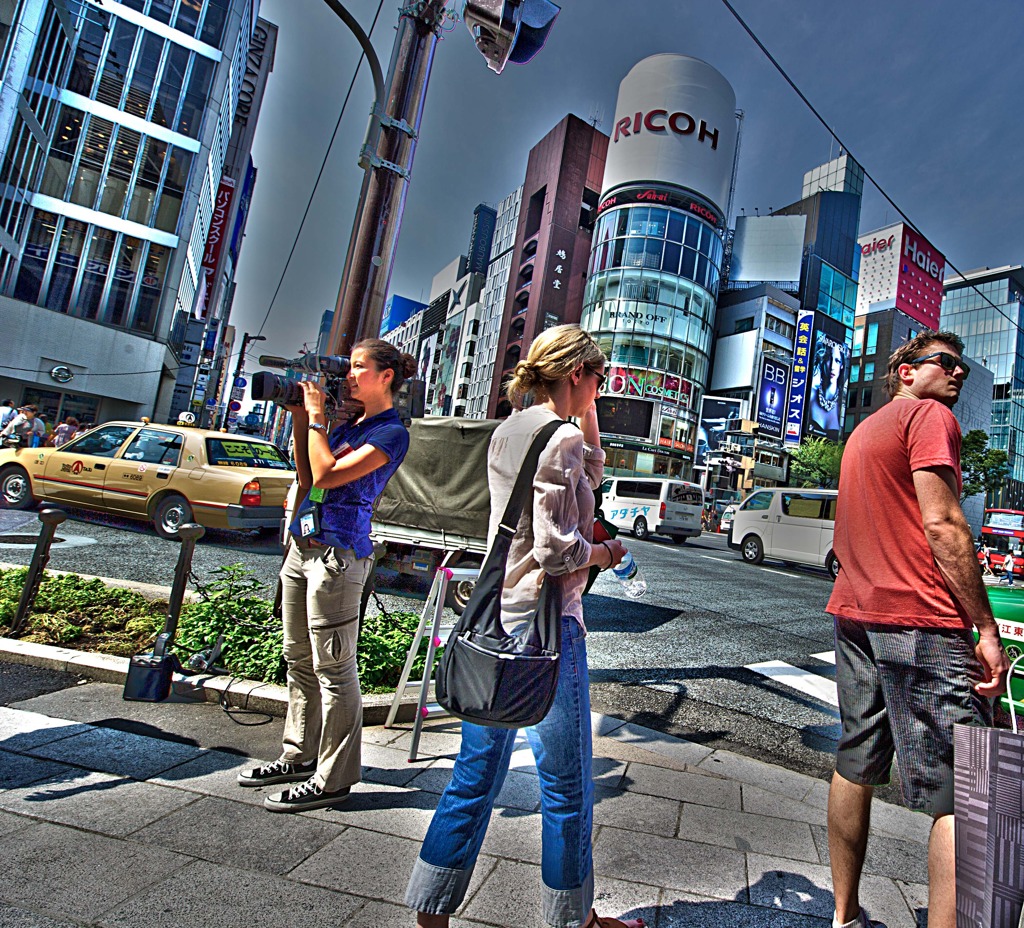 銀座４丁目交差点ただいま取材中(HDR)