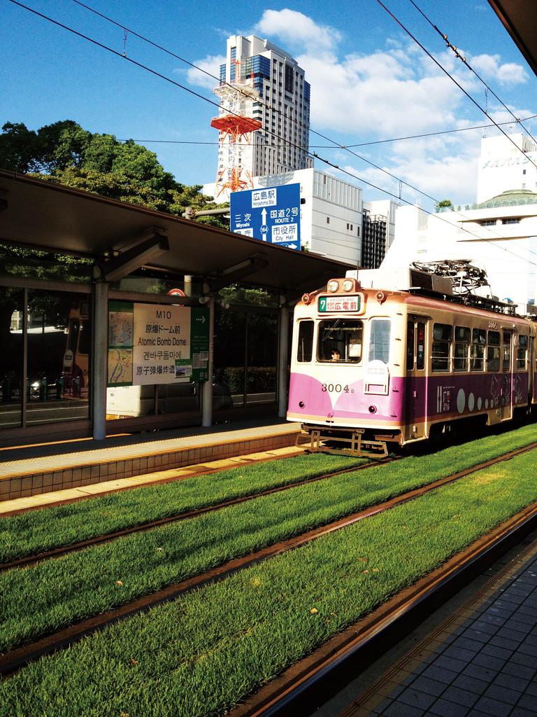 ひろでん芝生電車は行く