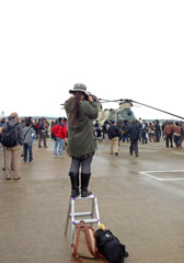 芦屋基地航空祭番外編的写真撮影驚異女性持大砲望遠構足下不安定