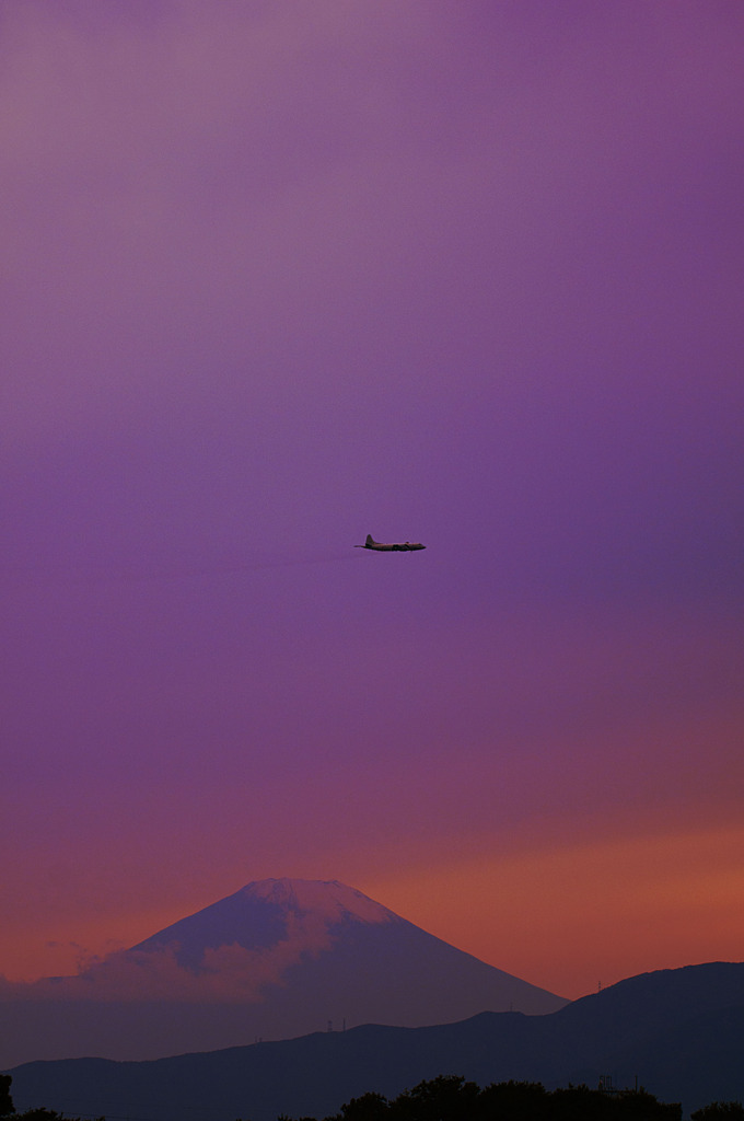 飛行機と富士〜厚木基地より