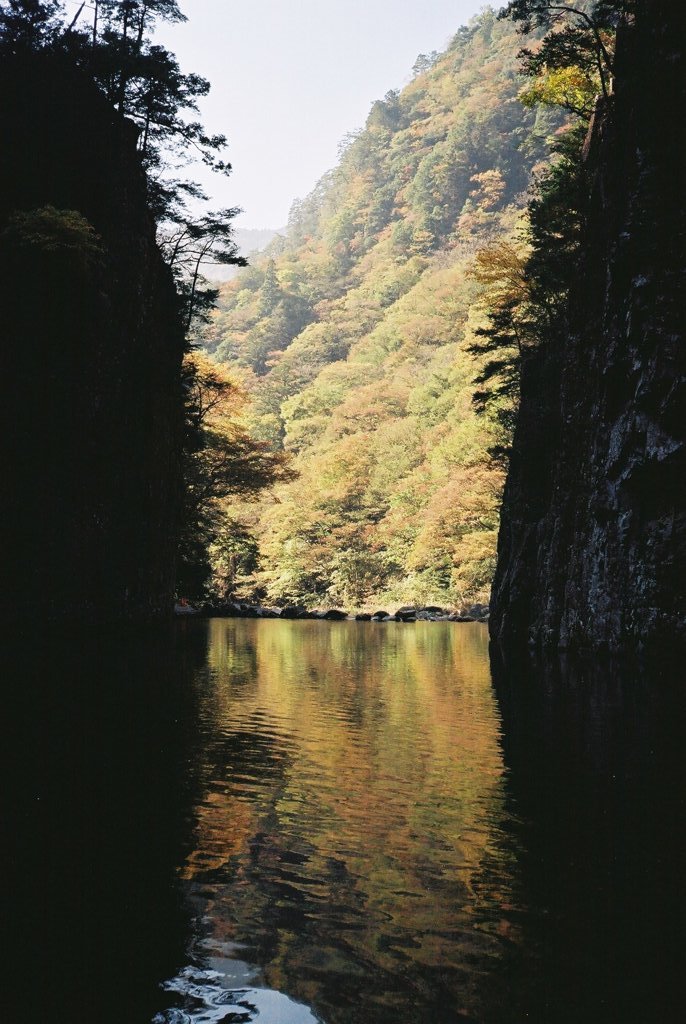 三段峡・黒淵から紅葉を臨む