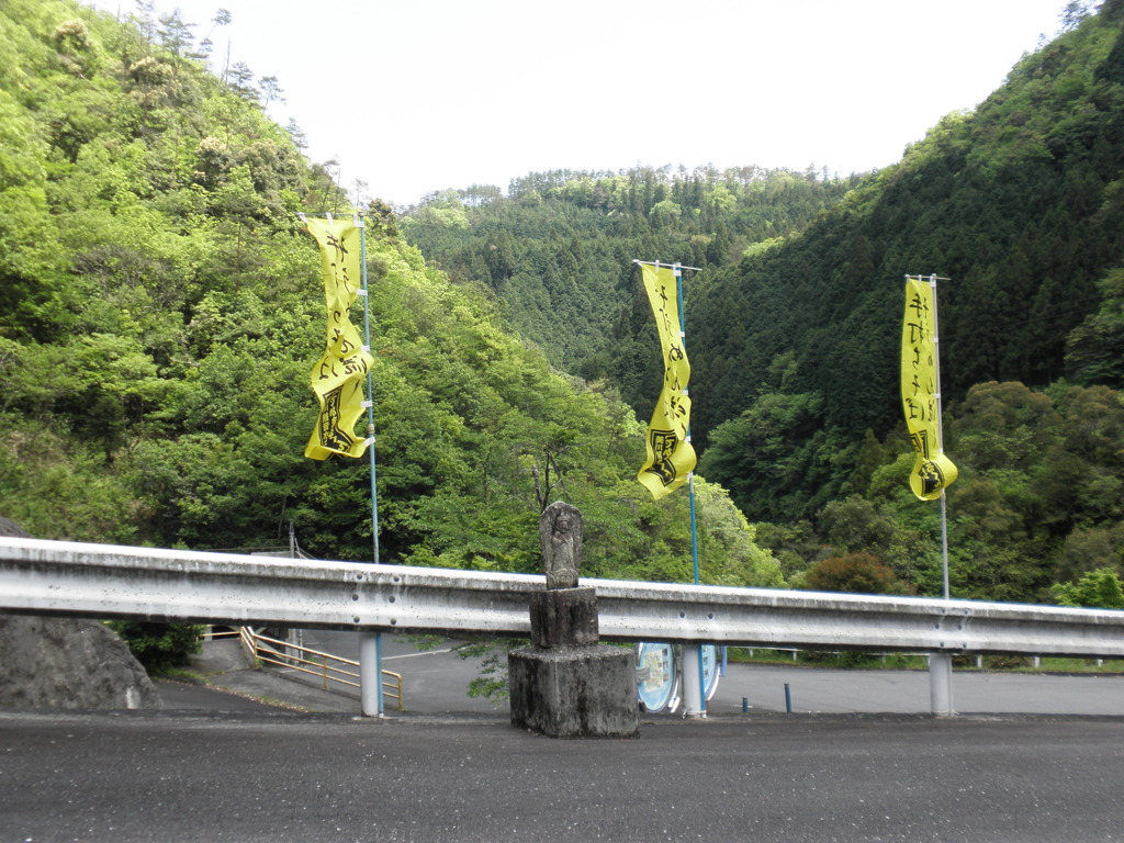 2010_0512_131016-P5120045「風にはためく幟」