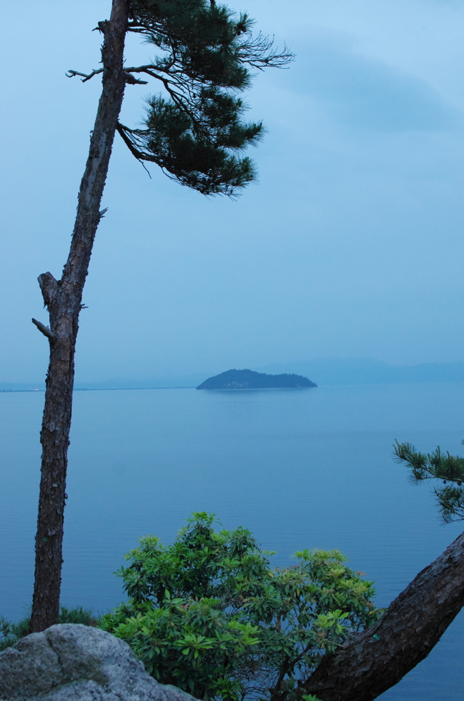 夕暮れの竹生島