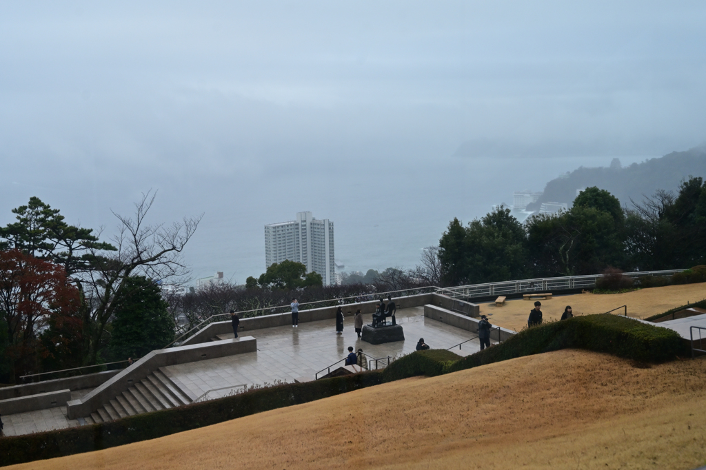 小雨の熱海湾