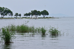 休日の湖畔