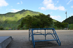 村の小学校　校庭