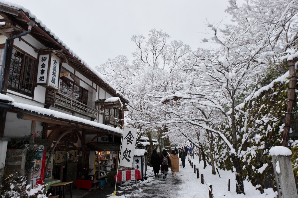 雪の三千院参道