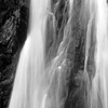 楊梅の滝　モノクロ