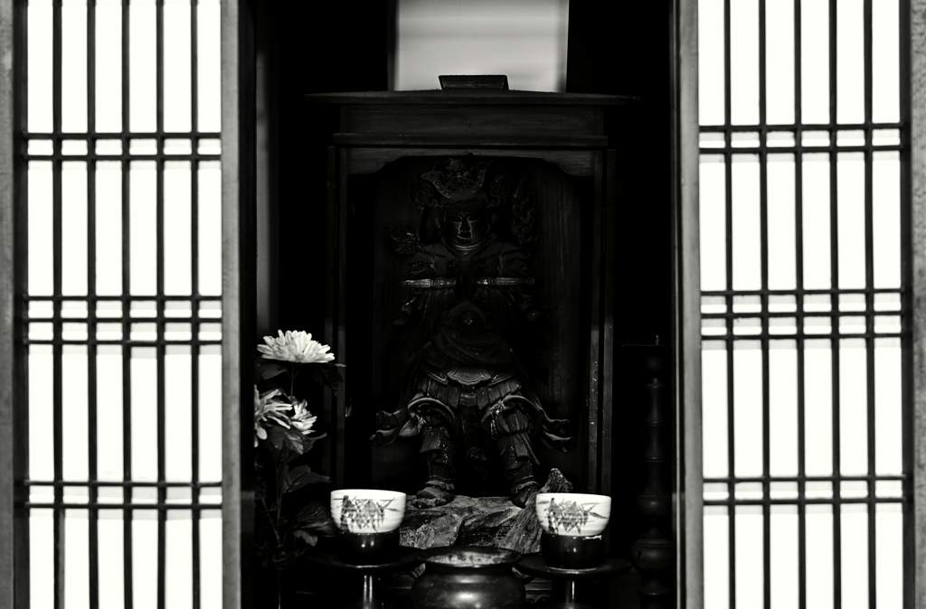 等持院玄関にて　仏像
